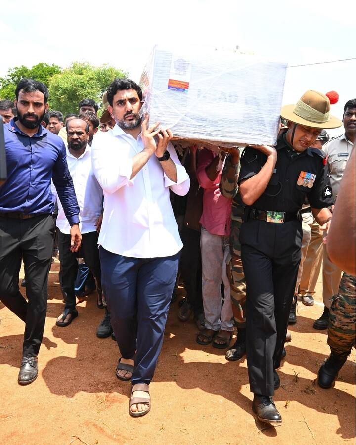 ఏపీ డిప్యూటీ సీఎం పవన్ కల్యాణ్, ఏపీ ఐటీ శాఖమంత్రి నారా లోకేష్, మంత్రులు వంగలపూడి అనిత, అనగాని సత్యప్రసాద్, సత్యకుమార్, సవిత, తదితర నేతలు జవాను మురళీ నాయక్ కల్లితాండాకు వెళ్లి జవాను మురళీ నాయక్ తల్లిదండ్రులను ఓదార్చారు.