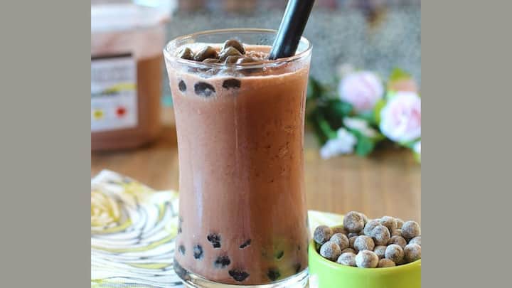 4. Choco Hazelnut Boba: Chocolate lovers will appreciate the fusion of boba with nut-flavoured chocolate sauce. Generally, this flavour is based on chocolate boba and various types of hazelnuts. This recipe yields an extravagant drink for someone with a sweet tooth, and every bite qualifies as a mini indulgence and extravagance unto itself. (Image Source: Pinterest/ baeminchan)