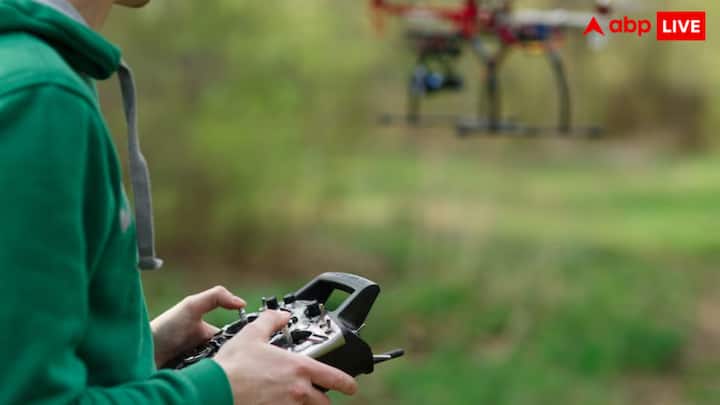 भारत में अब कई बड़े संस्थान और यूनिवर्सिटीज़ हैं जो ड्रोन टेक्नोलॉजी, UAV (Unmanned Aerial Vehicle) डिजाइन, एयरोनॉटिक्स और रोबोटिक्स जैसी पढ़ाई करवा रहे हैं.