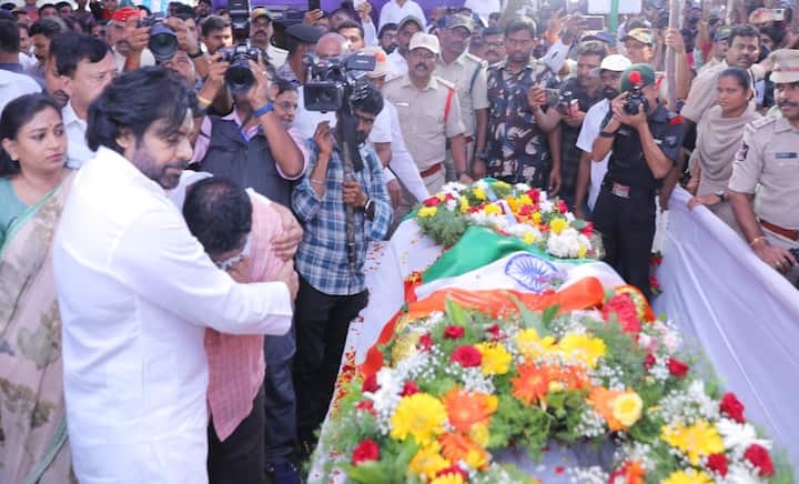 ఏపీ డిప్యూటీ సీఎం పవన్ కళ్యాణ్‌ను చూడగానే కన్నీళ్లు పెట్టుకున్న వీర జవాను మురళీ నాయక్ తల్లిదండ్రులు