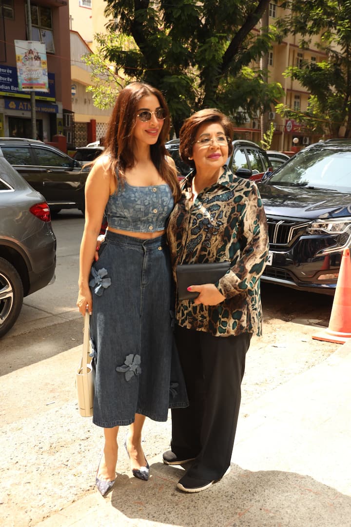 एक्ट्रेस सोफिया चौधरी ने मदर्ड डे का पूरा दिन अपनी मां के साथ बिताया. दोनों लंच डेट पर स्पॉट हुई.