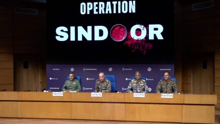 চিনের স্যাটেলাইট ইমেজ সংস্থা MIZAVISION যে ছবি সামনে এনেছে, তাতে পাকিস্তানের 'নূর খান' বায়ুসেনাঘাঁটির ধ্বংসাবশেষ চোখে পড়েছে। 'নূর খান' বায়ুসেনাঘাঁটিটি পাকিস্তানের বায়ুসেনার জন্য কৌশলগত ভাবে অত্যন্ত গুরুত্বপূর্ণ। কিন্তু স্যাটেলাইটের তোলা ছবিতে দেখা গিয়েছে, ওই বায়ুসেনাঘাঁটিটি ধ্বংসপ্রাপ্ত অবস্থায় রয়েছে। সামরিক সরঞ্জামের দু'টি ট্রাক পুড়ে গিয়েছে। আর একটি ট্রাকও দাঁড়িয়ে থাকতে দেখা গিয়েছে সেখানে। (India Strikes Pakistan)