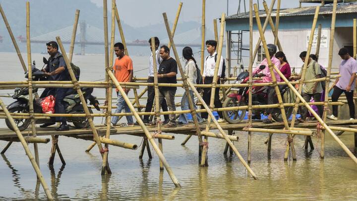 পশ্চিম বর্ধমান, বাঁকুড়া, পুরুলিয়া, ঝাড়গ্রাম, পশ্চিম মেদিনীপুরে ৪০ ডিগ্রি বা তারও বেশি চ়ড়তে পারে পারদ। সোমবার জারি করা হয়েছে তাপপ্রবাহের হলুদ সতর্কতা। দক্ষিণবঙ্গের অন্যান্য জেলাতেও গরম ও অস্বস্তি অনুভূত হবে। পশ্চিম মেদিনীপুর সহ নদিয়া, হুগলি, উত্তর ও দক্ষিণ ২৪ পরগনা ৪০ থেকে ৫০ কিলোমিটার বেগে ঝোড়ো হাওয়া সহ বৃষ্টির সম্ভাবনা রয়েছে।