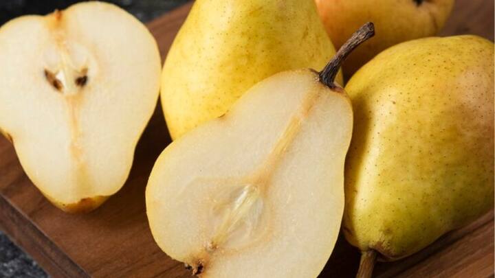 ফলের মধ্যে আপেলের সমগোত্রীয় আরেকটি ফল রয়েছে নাসপাতি। এই ফলেও এত বেসি ফাইবার রয়েছে যা কিনা গ্লুকোজ শোষণের গতি কমিয়ে দেয়।