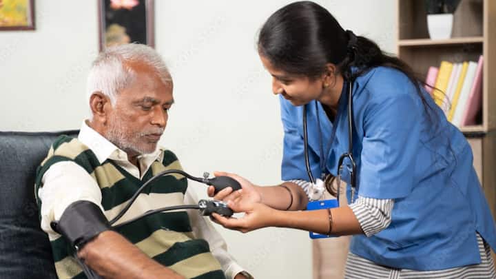 70 साल या उसके ऊपर की उम्र के लोगों के लिए भारत सरकार ने आयुष्मान वय वंदना कार्ड योजना के जरिए अलग से लाभ तय किया है. यानी पीएम आयुष्मान योजना के तहत उम्र को लेकर कोई लिमिट तय नहीं की गई है.