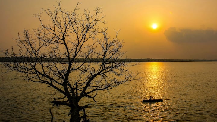 বুধবার পশ্চিম বর্ধমান, বাঁকুড়া, পুরুলিয়া, ঝাড়গ্রাম, পশ্চিম মেদিনীপুরে তাপপ্রবাহের পরিস্থিতি। ৪০ ডিগ্রি বা তার বেশিও হতে পারে তাপমাত্রার পারদ। মুর্শিদাবাদ, বীরভূম, নদিয়া, হুগলি, উত্তর ও দক্ষিণ ২৪ পরগনা, পূর্ব ও পশ্চিম বর্ধমানে ঝড় বৃষ্টির পূর্বাভাস রয়েছে। ৪০ থেকে ৫০ কিলোমিটার বেগে বইতে পারে দমকা ঝোড়ো হাওয়া।
