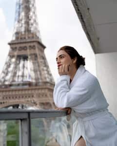 होटल की बालकनी में बाथरोब पहनकर इठलाईं भोजपुरी हसीना नेहा मलिक, कातिलाना अदाओं पर लट्टू हुए फैंस