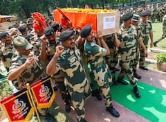 India Pakistan Conflict: 'বাবার সঙ্গে শেষবারের মতো দেখাও করতে পারলাম না, পাকিস্তানের কড়া শাস্তি হোক', কান্নায় ভাঙলেন মৃত বিএসএফ জওয়ানের ছেলে