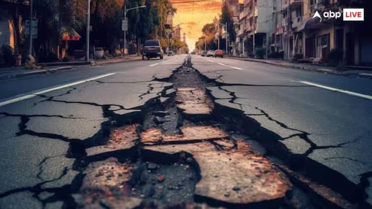Earthquake In UP: यूपी में आधी रात को भूकंप के तेज झटके, घबराकर बाहर निकले लोग, खतरनाक मापी गई तीव्रता Earthquake in UP Strong tremors shaken midnight magnitude 5.7 on richter scale Earthquake In UP: यूपी में आधी रात को भूकंप के तेज झटके, घबराकर बाहर निकले लोग, खतरनाक मापी गई तीव्रता