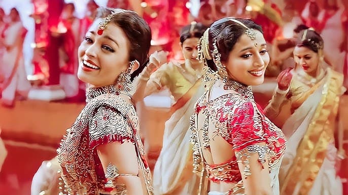 ऐश्वर्या राय की इस फिल्म के सारे गाने भी सुपहिट हुए थे. फिल्म का गाना 'डोला रे डोला' पर तो आज भी स्कूल-कॉलेज की गर्ल्स फरफोर्म करती हुई नजर आ जाती हैं.