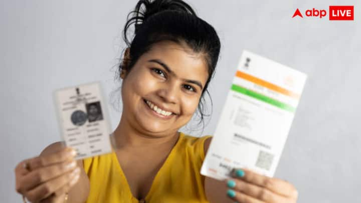 आधार कार्ड बनाने के लिए उन लोगों को काफी धक्के खाने पड़ते हैं और लाइनों में लगना पड़ता है जिन्हें इसका ऑनलाइन आवेदन करना नहीं आता. आज हम आपको बताएंगे कि कैसे घर बैठे भी आप आधार कार्ड बनवा सकते हैं जो सीधा आपको घर पर पहुंचेगा.