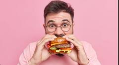 कुछ पुरुषों में क्यों बढ़ने लगता है ब्रेस्ट साइज? फैट या कुछ और ही है कारण