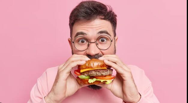 फास्ट फूड का सेवन: कई बार यह सिर्फ हार्मोन नहीं, बल्कि आपके खान-पान की खराब आदतें होती हैं. हाई फैट डाइट, ऑइली खाना और शारीरिक गतिविधियों की कमी से चेस्ट एरिया में फैट जमा हो जाता है, जिससे ब्रेस्ट उभरे हुए लगने लगते हैं.