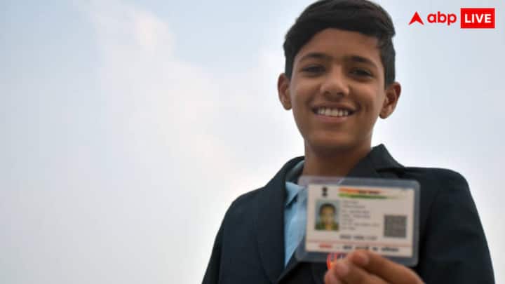 इस फॉर्म में जरूरी जानकारी जैसे नाम, पता, जन्म तिथि, लिंग वगैरह की सटीक और सबूत के साथ जानकारी भरें. इसके बाद आपको अपने नजदीकी आधार केंद्र की एक लिस्ट दिखाई देगी उसका चयन करें.