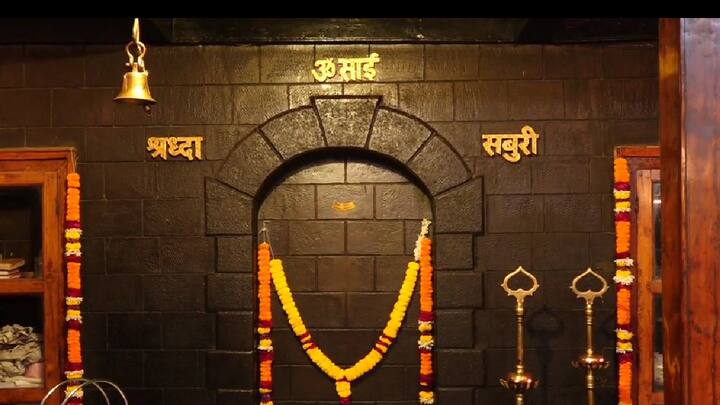 साईबाबांच्या प्रती आपली श्रद्धा व्यक्त करण्यासाठी भाविक साईबाबांना भरभरून दान देत असतात. आज दुबई येथील एका साईभक्ताने तब्बल 270 ग्रॅम वजनाचे, आकर्षक नक्षीकाम असलेले सोन्याचे नाव अर्पण केलं आहे.