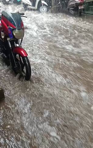 नाशिकमध्ये 15 ते 20 मिनिट पावसाने रौद्ररूप धारण केल्याने नाशिकमधील रस्त्यांवर पाणीच पाणी साचल्याचे चित्र आहे.