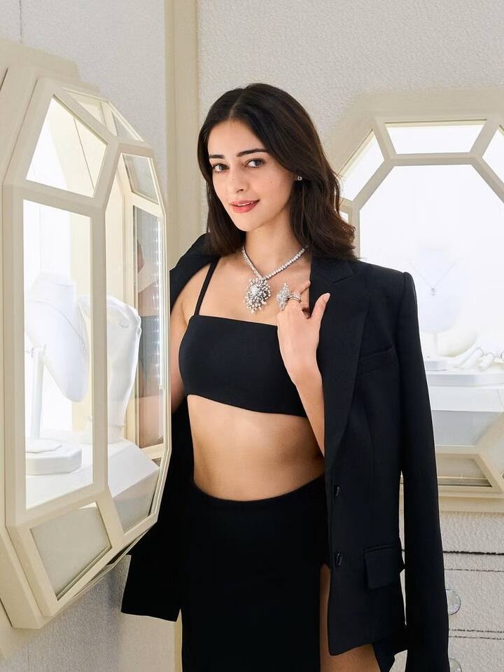 अनन्या पांडे – एक्ट्रेस अनन्या पांडे भी इस लिस्ट में हैं. एक्ट्रेस भी महंगे प्रोडक्ट की जगह घरेलू नुस्खों से अपनी स्किन पर निखार लाती हैं. अनन्या अपने चेहरे पर दही, हल्दी और हनी का पैक तैयार करके लगाती हैं. उनका कहना है कि 15 मिनट तक इसे फेस पर रखने से चेहरा खिल उठता है.