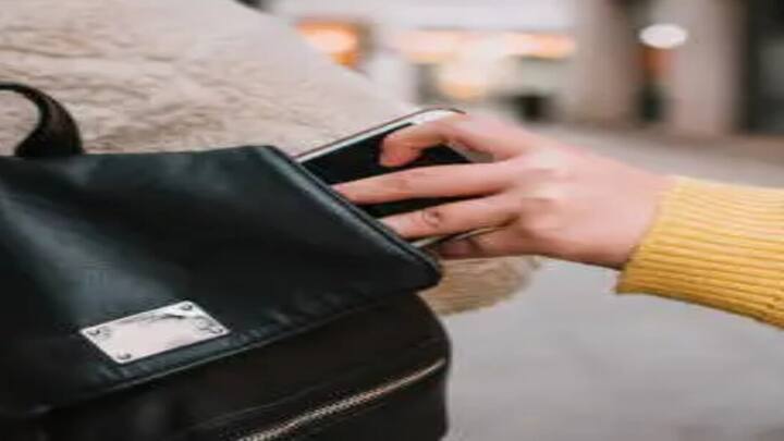 આજના ડિજિટલ યુગમાં મોબાઇલ ફોન ફક્ત વાતચીતનું સાધન જ નહીં પરંતુ આપણા સમગ્ર જીવનનો એક ભાગ બની ગયો છે. આવી સ્થિતિમાં ફોન ચોરી થવાથી નાણાકીય નુકસાન થાય છે.