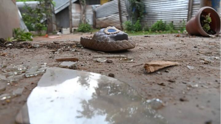 उरी के विधायक डॉ. सज्जाद शफी लगातार उरी में हैं और स्थिति पर नजर रख रहे हैं. उन्होंने खुद उरी के लोगों को दी जा रही सुविधाओं को देखा. उन्होंने लोगों से आग्रह किया कि जब तक बम निरोधक दस्तों द्वारा सभी खाली पड़े गोले को निष्क्रिय नहीं कर दिया जाता, तब तक वे घर वापस न लौटें.