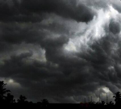 ਮੌਸਮ ਵਿਭਾਗ ਨੇ 12 ਮਈ ਨੂੰ ਪੰਜਾਬ ਦੇ ਕਈ ਜ਼ਿਲ੍ਹਿਆਂ ਵਿੱਚ ਹਨੇਰੀ-ਤੂਫਾਨ, ਤੇਜ਼ ਹਵਾਵਾਂ (40-50 ਕਿਮੀ/ਘੰਟਾ) ਅਤੇ ਬਿਜਲੀ ਡਿੱਗਣ ਦੀ ਸੰਭਾਵਨਾ ਜਤਾਈ ਹੈ।