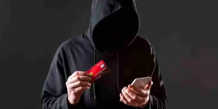 આ બધા જોખમોને ધ્યાનમાં રાખીને ગૂગલે એન્ટી થેફ્ટ એલાર્મ નામનું ખૂબ જ મહત્વપૂર્ણ અને સ્માર્ટ સુરક્ષા ફીચર લોન્ચ કર્યું છે. આ ફીચરની ખાસિયત એ છે કે જેમ જ કોઈ તમારો ફોન ચોરી કરવાનો પ્રયાસ કરે છે, મોબાઈલમાં જોરથી એલાર્મ વાગે છે. આ એલાર્મની મદદથી તમારી આસપાસના લોકોનું ધ્યાન તો ખેંચાશે જ, પરંતુ ચોરને પકડવાનું પણ સરળ બનશે.