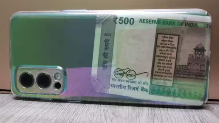 Be careful Keeping 10-20 rupee notes in mobile cover can prove costly can cause blast