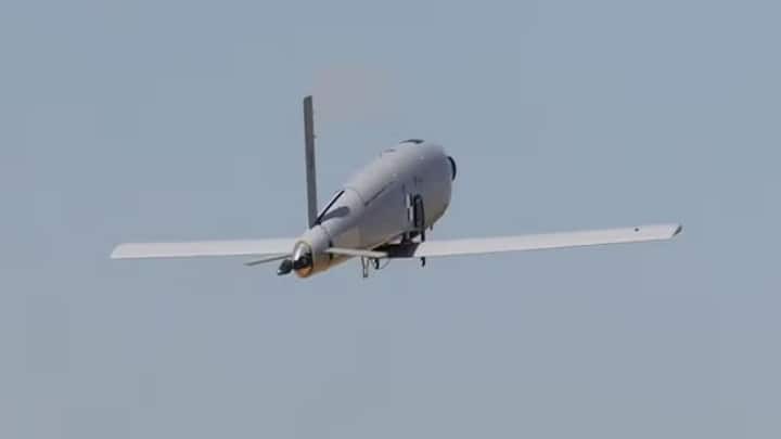 स्काई स्ट्राइकर एक स्वायत्त लाइटरिंग म्युनिशन ड्रोन है. इसको भारत और इजराइल ने संयुक्त रूप से विकसित किया है. यह किसी लक्ष्य की पहचान करके उस पर सटीक हमला कर सकता है.