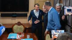 कैमरा देखते ही इमैनुएल मैक्रों ने छिपाया कोकीन? वीडियो वायरल हुआ तो फ्रांस सरकार ने दी सफाई