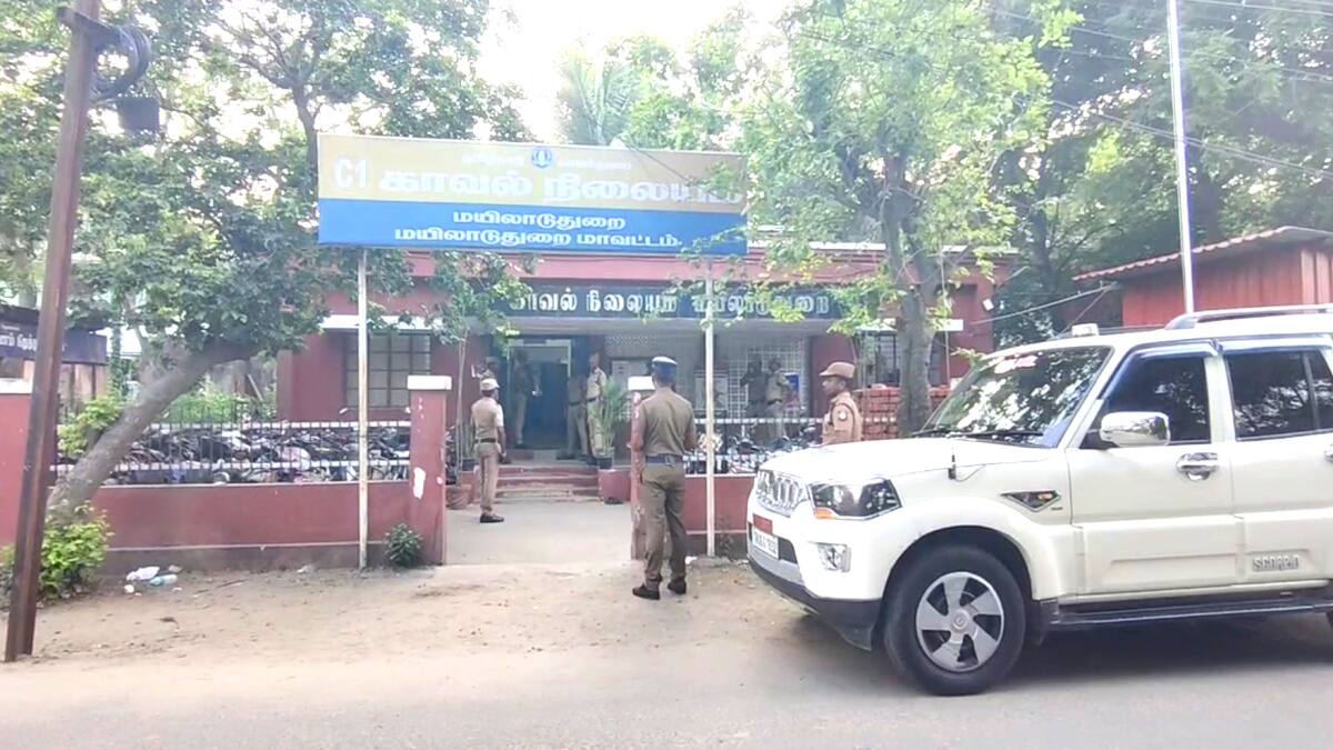 காவல்நிலையத்தில் பரபரப்பு சம்பவம்...! தீக்காயங்களுடன் காவலர் உட்பட இருவர் மருத்துவமனையில் அனுமதி...!