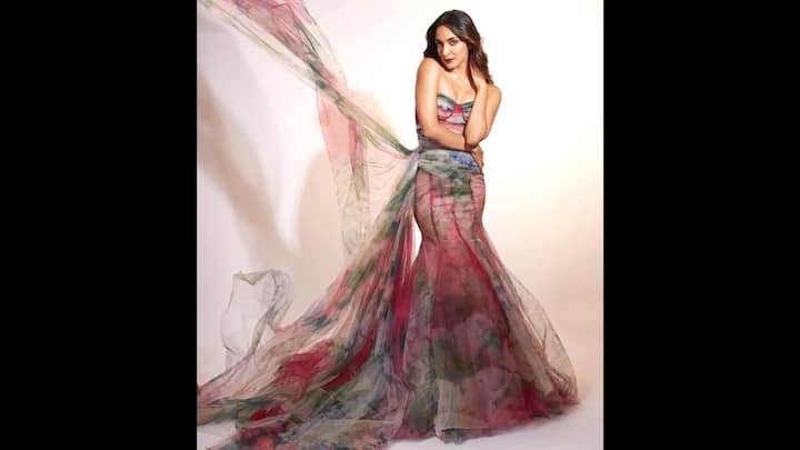 2. Ethereal Floral Look: Kiara Advani wore a strapless and flowy gown that featured watercolour floral prints. The sheer fabric added elegance to the fit. The outfit had a mermaid silhouette that created the perfect blend of grace and glamour. (Image Source: Instagram/@kiaraaliaadvani)