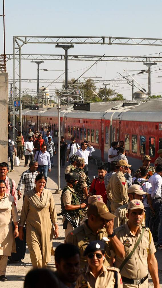 आंधी-बारिश या तूफान में क्यों नहीं कटती ट्रेन की बिजली?