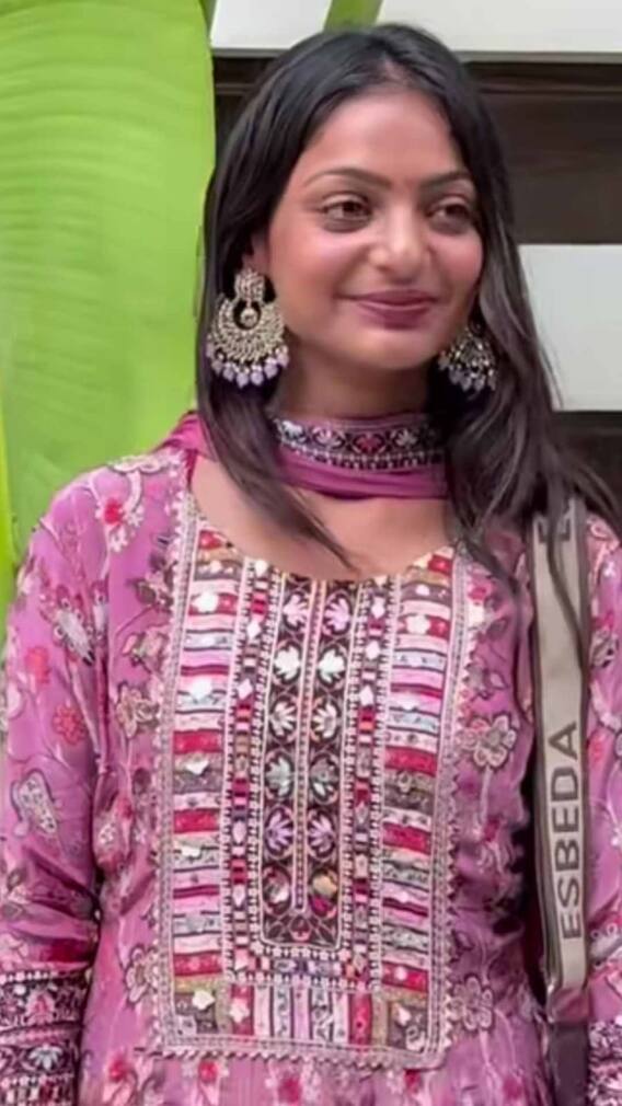 मुंबई पहुंचीं वायरल गर्ल मोनालिसा ने पैप्स के सामने जमकर दिए पोज