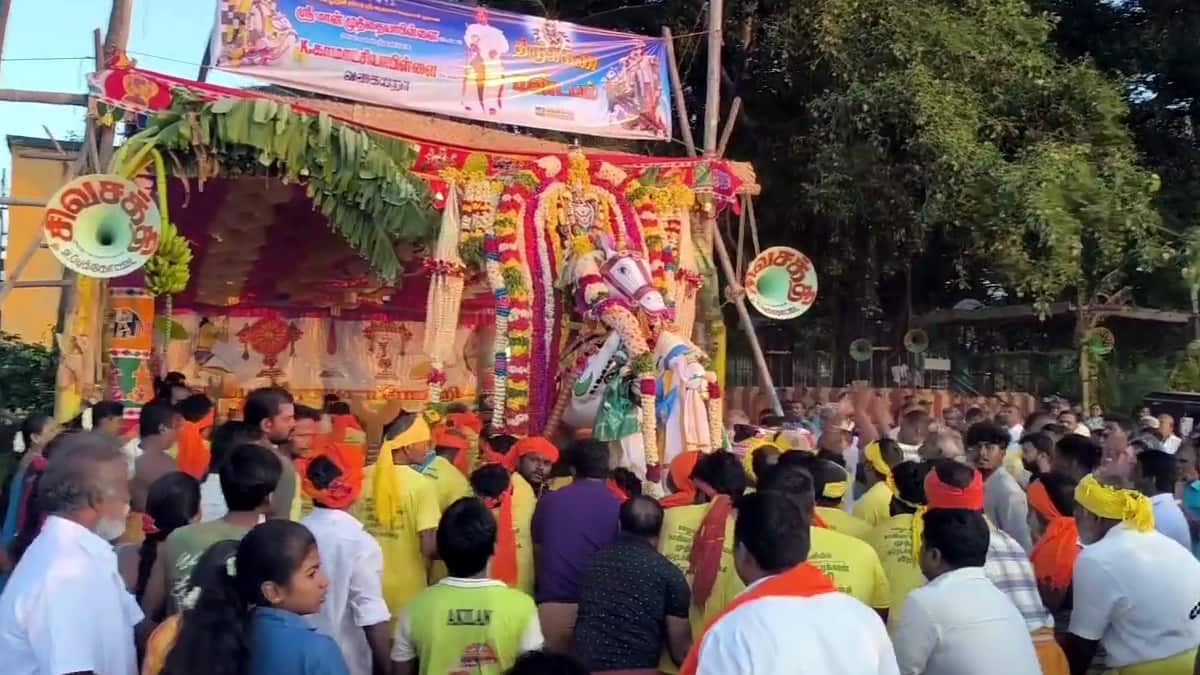 ”கோவிந்தோ கோவிந்தோ” கோஷங்களுடன் முல்லை பெரியாற்றில் இறங்கினார் கள்ளழகர்