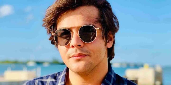 आशीष चंचलानी अपने चैनल ‘Ashish Chanchlani Vines’ के जरिए 30.3 मिलियन से ज्यादा सब्सक्राइबर्स के साथ यूट्यूब पर छाए हुए हैं. उनके वीडियो में रोजमर्रा की जिंदगी से प्रेरित हास्य, बॉलीवुड पैरोडी और रिलेटेबल स्किट्स शामिल हैं. आशीष का जोशीला अंदाज और अतिशयोक्तिपूर्ण अभिनय दर्शकों को खूब हंसाता है.