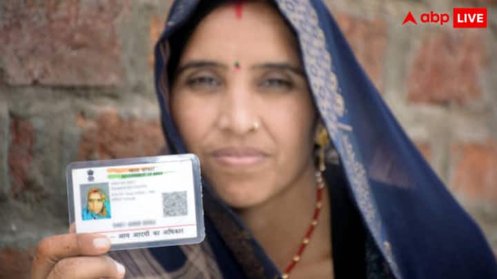घर बैठे आधार बनवाने के लिए आपको सबसे पहले myaadhaar.uidai.gov.in वेबसाइट पर जाना होगा. इसके बाद आप New Aadhaar पर क्लिक करें जिसके बाद आपके सामने एक फॉर्म खुलेगा.