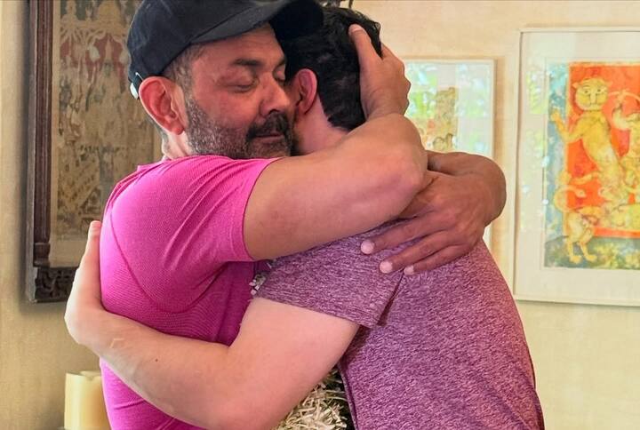 चाचा बॉबी देओल ने भी राजवीर देओल को बर्थडे विश किया. वो राजवीर को गले लगाते नजर आए.