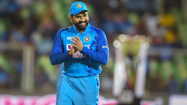 রোহিত বলেন, 'অবিশ্বাস্য লেগেছে। একটা সময় ছিল যখন মাঠে ঢুকতে গিয়ে বাধা পেয়েছি।' তারপরই রোহিত বলেন, 'এরকম ব্যবস্থা সব মাঠেই আছে। যে কেউ তো আর ঢুকে যেতে পারে না।'