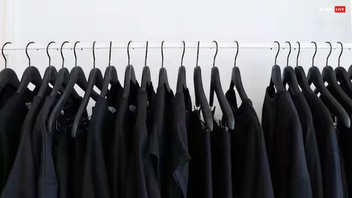 પૂર્ણિમાના દિવસે કાળા, વાદળી અને અન્ય ઘેરા રંગના કપડાં પહેરવાનું ટાળવું જોઈએ. ઘેરા રંગો નકારાત્મક ઉર્જાને આકર્ષિત કરી શકે છે, જે માનસિક અશાંતિ વધારી શકે છે.