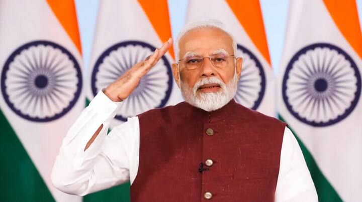 অপারেশন সিঁদুর ন্যায়ের অখণ্ড প্রতিজ্ঞা। রাত ৮টায় জাতির উদ্দেশে বললেন প্রধানমন্ত্রী নরেন্দ্র মোদি। পাকিস্তানকে সতর্ক করে দিয়ে বললেন, জঙ্গি হামলা হলে কড়া প্রত্যাঘাতের পথে যাবে ভারত। দেখে নেওয়া যাক আর কী কী বলেছেন প্রধানমন্ত্রী নরেন্দ্র মোদি।