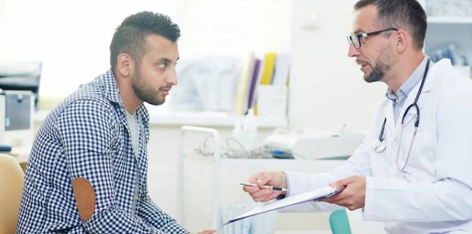 डॉक्टर से मिलना जरूरी है: अगर ब्रेस्ट साइज में तेजी से बदलाव हो, उसमें दर्द हो या गांठ जैसा कुछ महसूस हो, तो यह सामान्य फैट नहीं बल्कि किसी मेडिकल कंडीशन का संकेत हो सकता है. ऐसे में आपको फिजिशियन से मिलना चाहिए.