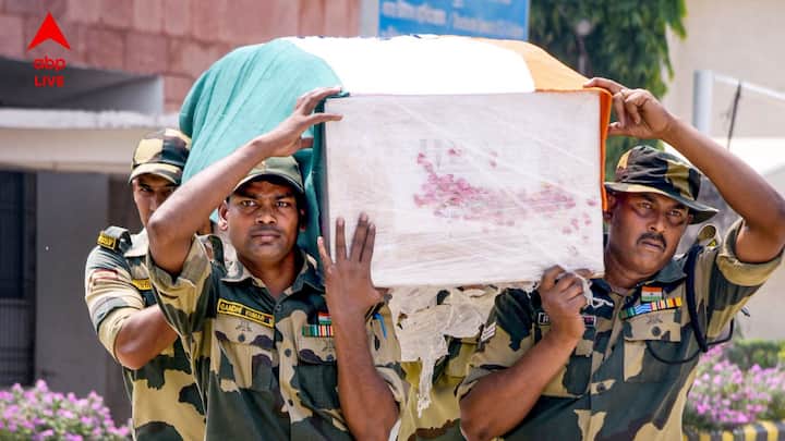 জম্মু লাগোয়া ভারত-পাক সীমান্তে পাকিস্তানের গোলাবর্ষণে নিহত হয়েছিলেন বিএসএফ জওয়ান। আর আজ মহম্মদ ইমতেয়াজের মৃতদেহ পৌঁছল তাঁর বাড়িতে। শনিবার জম্মুর আরএস পুরা সেক্টরে ঘটনাটি ঘটেছিল। আজ তাঁর দেহ এল পাটনা বিমানবন্দরে।