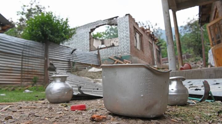 हालांकि बारामुला पुलिस ने बताया है कि जिले के 17 गांवों में करीब 20 बिना फटे आयुध मिले हैं. इनके सुरक्षित निपटारे के बाद जिला प्रशासन ने छह गांवों के लोगों को घर लौटने की अनुमति दे दी है.