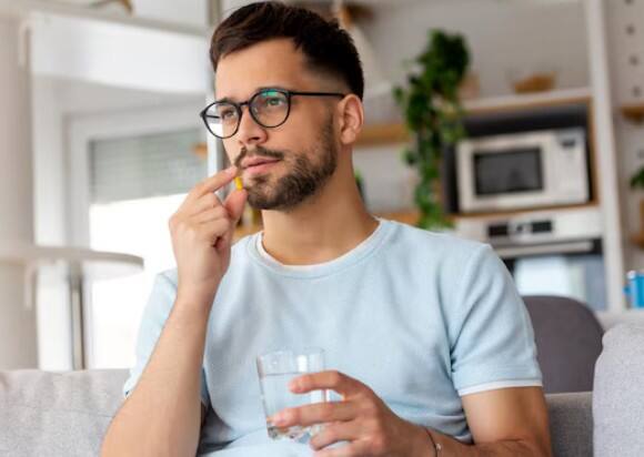 कुछ दवाइयों का साइड इफेक्ट: एंटी-डिप्रेशन, एंटी-एंग्जायटी और कुछ दिल की दवाएं भी इसका कारण बन सकती हैं. लंबे समय तक इनका सेवन करने से शरीर का हार्मोन बैलेंस बदल सकता है.