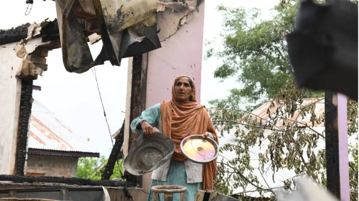 गोलाबारी से सबसे अधिक प्रभावित क्षेत्रों में से एक उरी में विस्थापित लोगों ने अपने घरों की ओर लौटना शुरू कर दिया है, दुकानें भी फिर से खुल गई हैं.स्थानीय निवासी लाल हुसैन कोली ने कहा कि यह लोगों के लिए एक बड़ा दिन है, क्योंकि दोनों देशों के सैन्य अधिकारियों ने युद्ध विराम को स्थायी रूप से मंजूरी दे दी है.