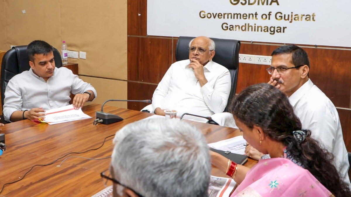 भारत पाक बॉर्डर से लगे गुजरात के जिलों में सुरक्षा सख्त, CM भूपेंद्र पटेल ने इमरजेंसी प्लान को लेकर DM से क्या कहा?