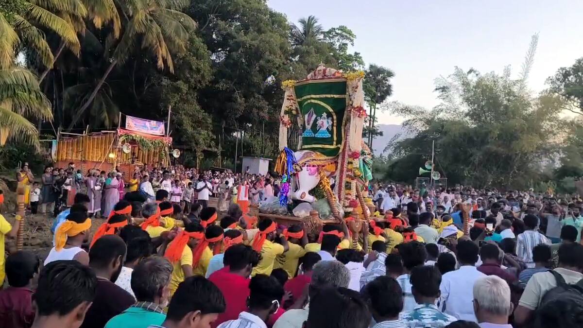 ”கோவிந்தோ கோவிந்தோ” கோஷங்களுடன் முல்லை பெரியாற்றில் இறங்கினார் கள்ளழகர்