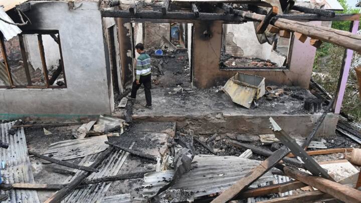 जम्मू-कश्मीर के सीमावर्ती इलाकों में बंदूकें शांत हैं. सीमा पार से सीजफायर के बाद गोलियां नहीं चल रही है. इससे स्थानीय लोगों में खुशी है और अस्थायी शिविरों से घर लौटना शुरू कर दिया है.