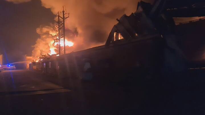 या आगीत आतापर्यंत पाच मोठ्या कंपनी आणि मंडप डेकोरेशनच्या गोदामाला भीषण आग लागली आहे. तर या आगीत या कंपन्यांचे 22 गोदाम जळून खाक झाले असल्याची माहिती समोर आली आहे.