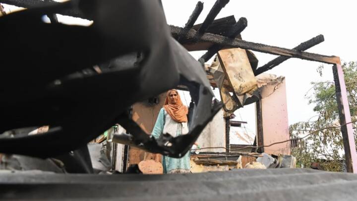 पाकिस्तानी गोलीबारी से उरी में 8 दुकानें, 2 मस्जिद और 8 वाहनों सहित कम से कम 400 इमारतें पूरी तरह या आंशिक रूप से क्षतिग्रस्त हो गई. हजारों लोग घरों को छोड़कर सुरक्षित स्थानों पर चले गए.