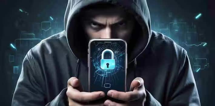 ગુગલનું આ એન્ટી થેફ્ટ એલાર્મ ફીચર એવા લોકો માટે વરદાન સાબિત થઈ શકે છે જેઓ વારંવાર મુસાફરી કરે છે અથવા જેમનો ફોન જાહેર સ્થળોએ ચોરાઈ જવાનો ભય છે. જો તમે પણ તમારા સ્માર્ટફોનની સુરક્ષા વધારવા માંગતા હોવ તો આ ફીચરને ચોક્કસપણે ઓન કરો.